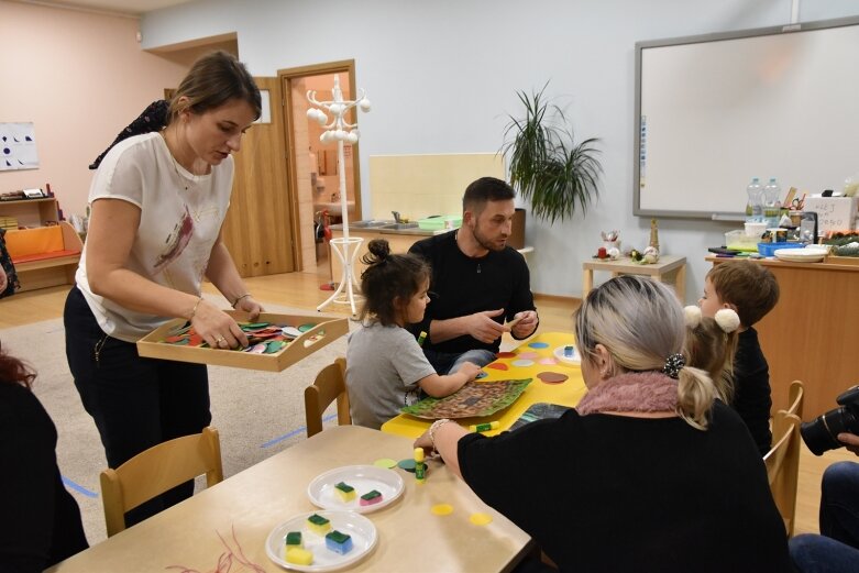  Przedświąteczna kreatywna zabawa dzieci z rodzicami 