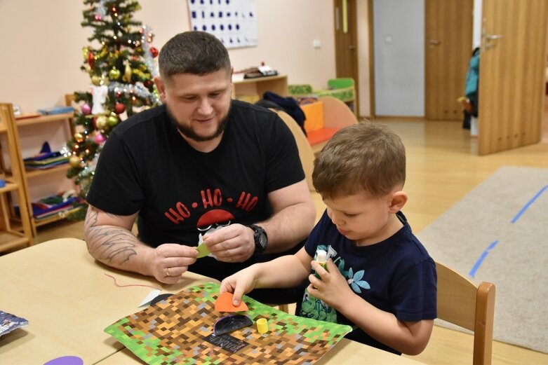  Przedświąteczna kreatywna zabawa dzieci z rodzicami 