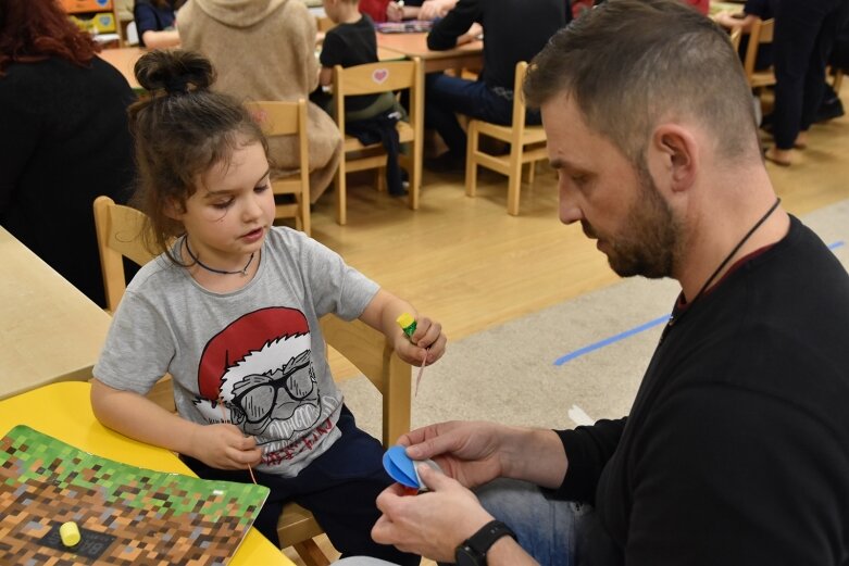  Przedświąteczna kreatywna zabawa dzieci z rodzicami 