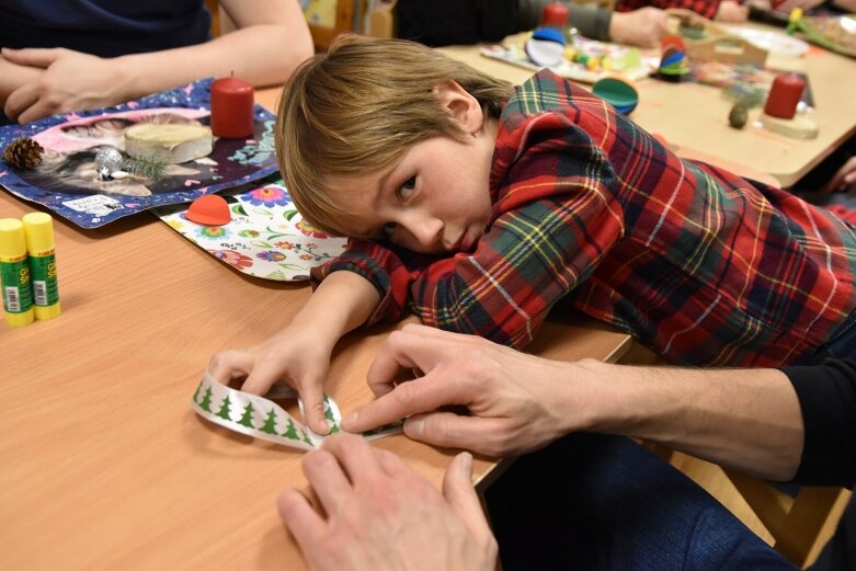  Przedświąteczna kreatywna zabawa dzieci z rodzicami 