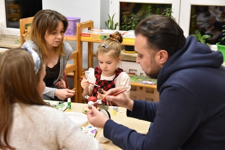  Przedświąteczna kreatywna zabawa dzieci z rodzicami 