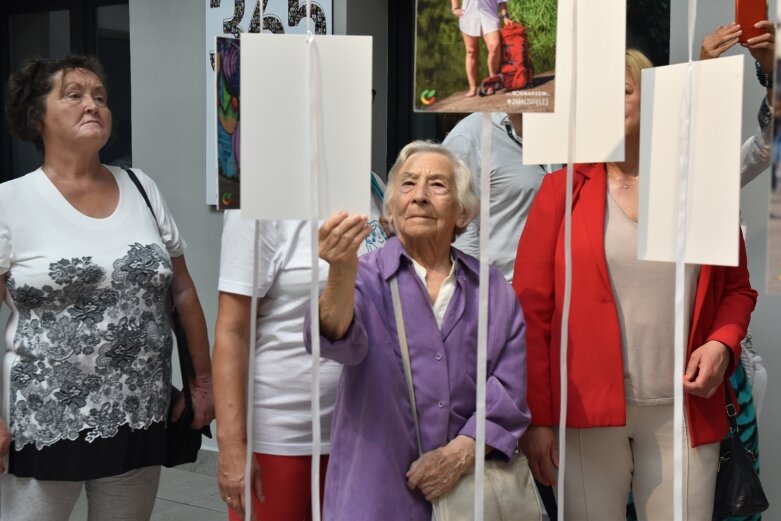  Przyjdź, zobacz więcej. Wyjątkowa instalacja portretów w centrum kultury 