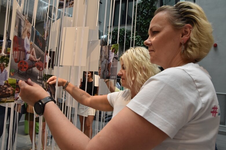  Przyjdź, zobacz więcej. Wyjątkowa instalacja portretów w centrum kultury 