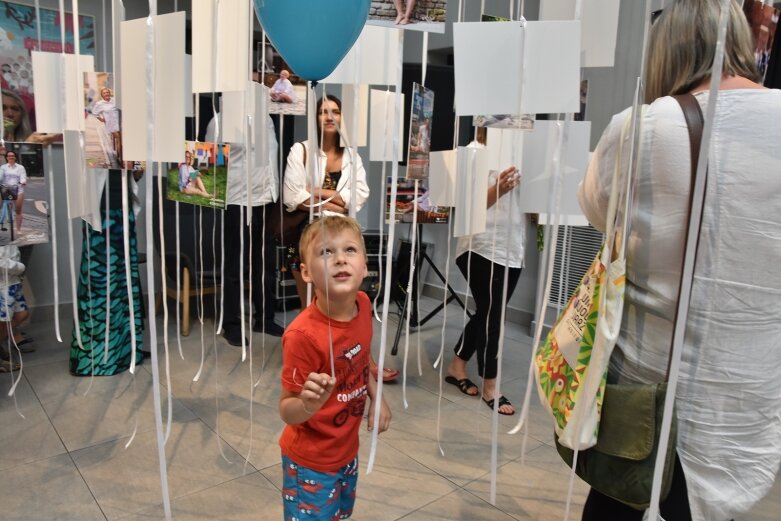  Przyjdź, zobacz więcej. Wyjątkowa instalacja portretów w centrum kultury 