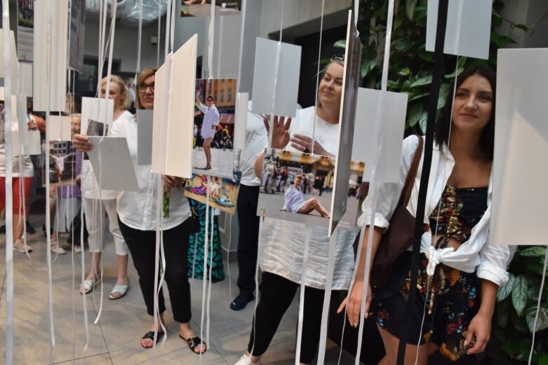  Przyjdź, zobacz więcej. Wyjątkowa instalacja portretów w centrum kultury 