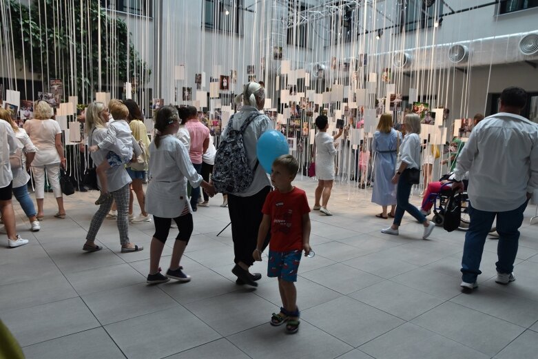  Przyjdź, zobacz więcej. Wyjątkowa instalacja portretów w centrum kultury 