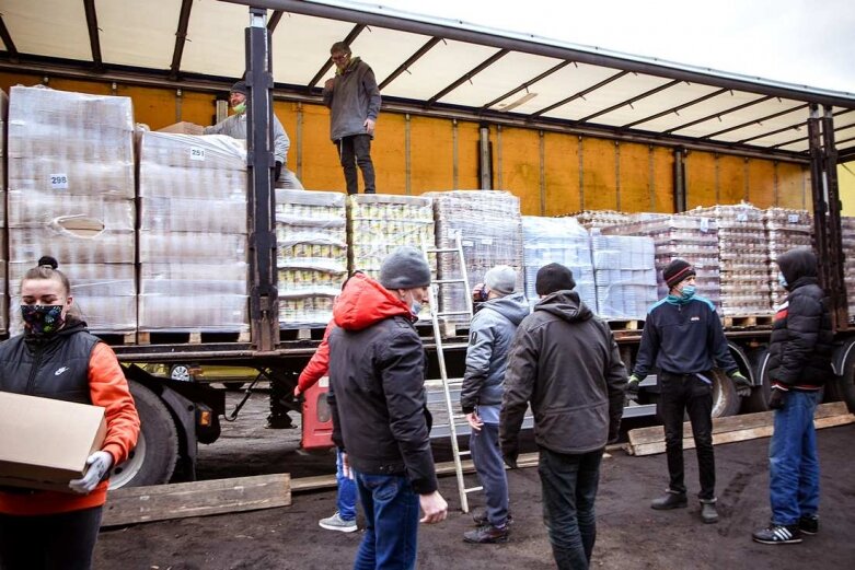  Przyjechała żywność na wielkanocne paczki [ZDJĘCIA] 