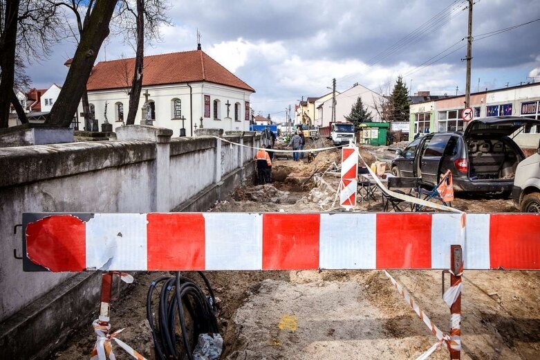  Puścili gazociąg prosto przez trumny ZDJĘCIA 