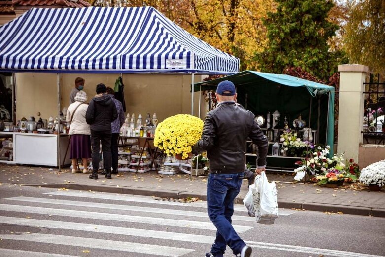  Ruszył handel przed cmentarzami w Skierniewicach 