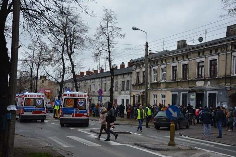  Samochód uderzył w kobietę z dwójką dzieci. Trwa akcja ratownicza! 