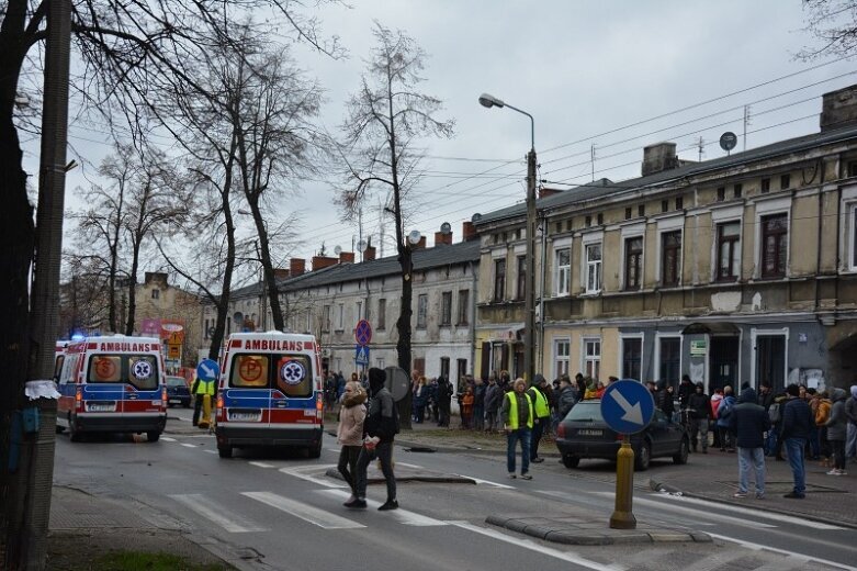  Samochód uderzył w kobietę z dwójką dzieci. Trwa akcja ratownicza! 