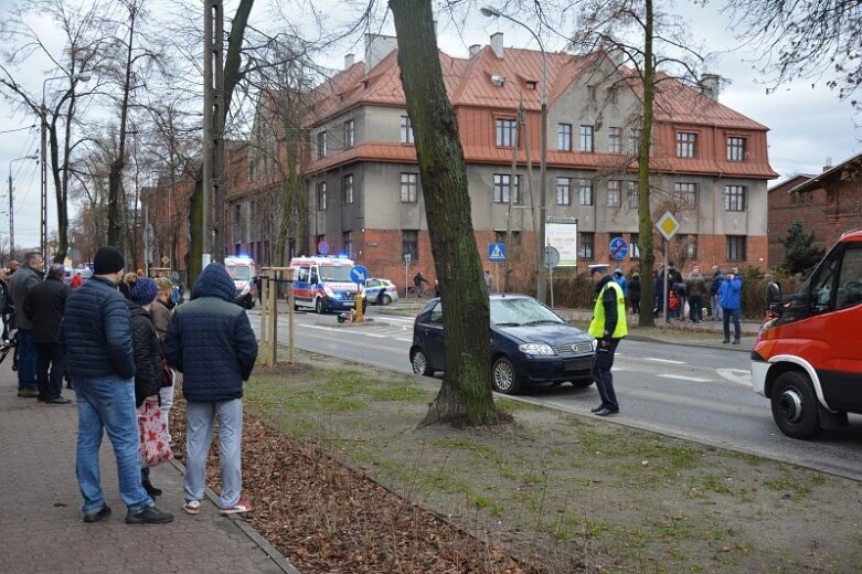  Samochód uderzył w kobietę z dwójką dzieci. Trwa akcja ratownicza! 