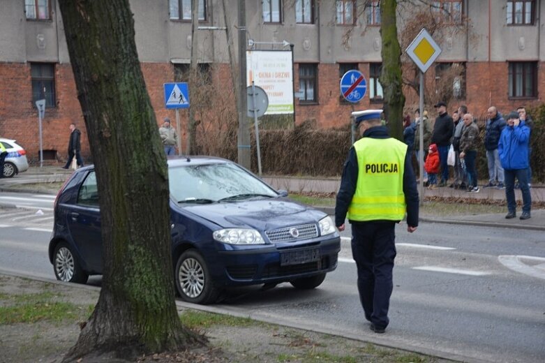  Samochód uderzył w kobietę z dwójką dzieci. Trwa akcja ratownicza! 