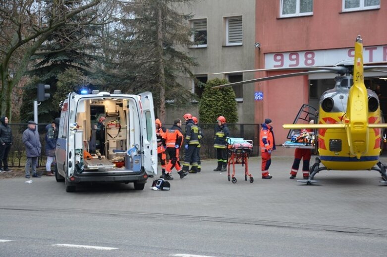  Samochód uderzył w kobietę z dwójką dzieci. Trwa akcja ratownicza! 