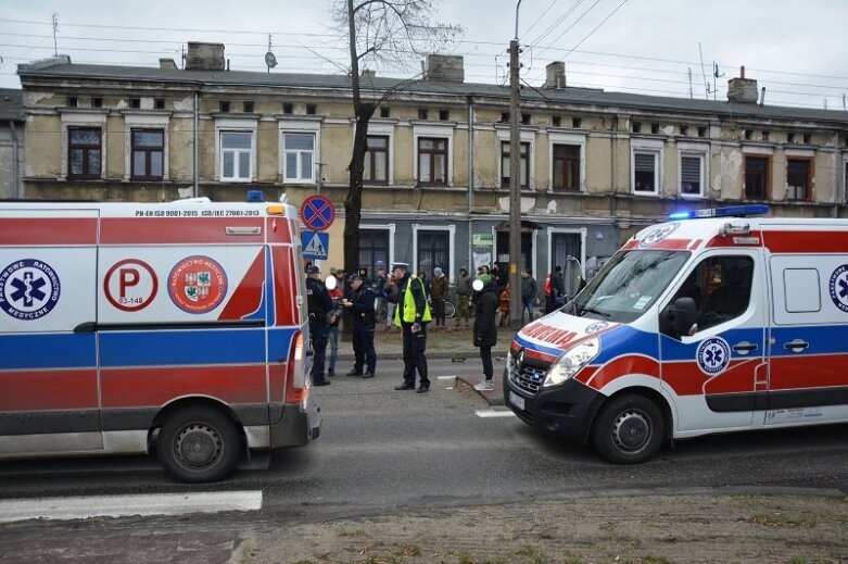  Samochód uderzył w kobietę z dwójką dzieci. Trwa akcja ratownicza! 