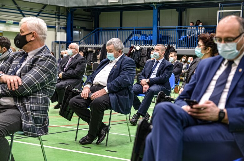  Samorządy walczą o pieniądze z Polskiego Ładu. 300 wniosków o pieniądze na budowę dróg im. L. Kaczyńskiego 