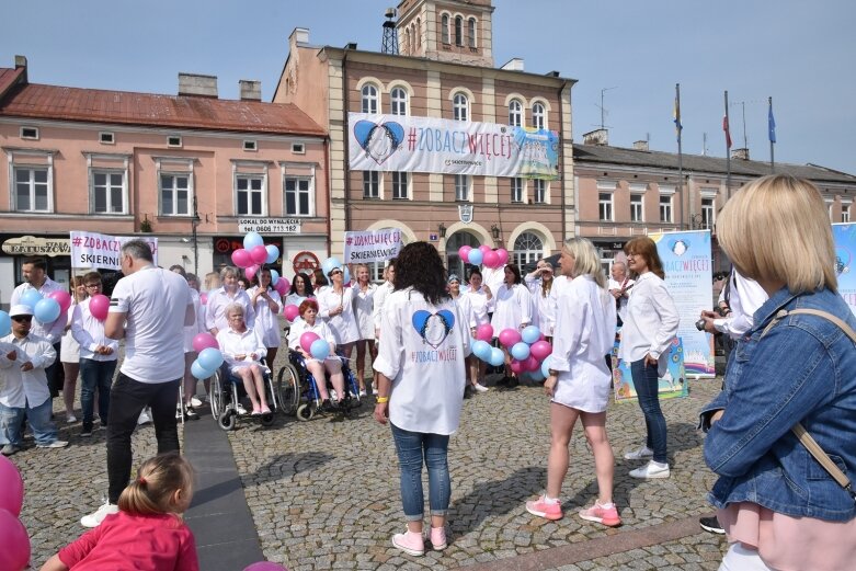  Skierniewicki rynek zalały białe koszule. Ruszył projekt „Zobacz więcej” 