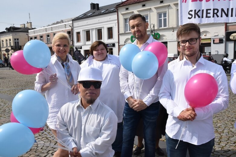  Skierniewicki rynek zalały białe koszule. Ruszył projekt „Zobacz więcej” 