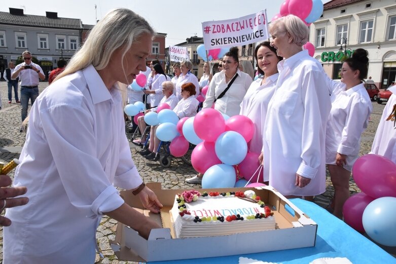  Skierniewicki rynek zalały białe koszule. Ruszył projekt „Zobacz więcej” 