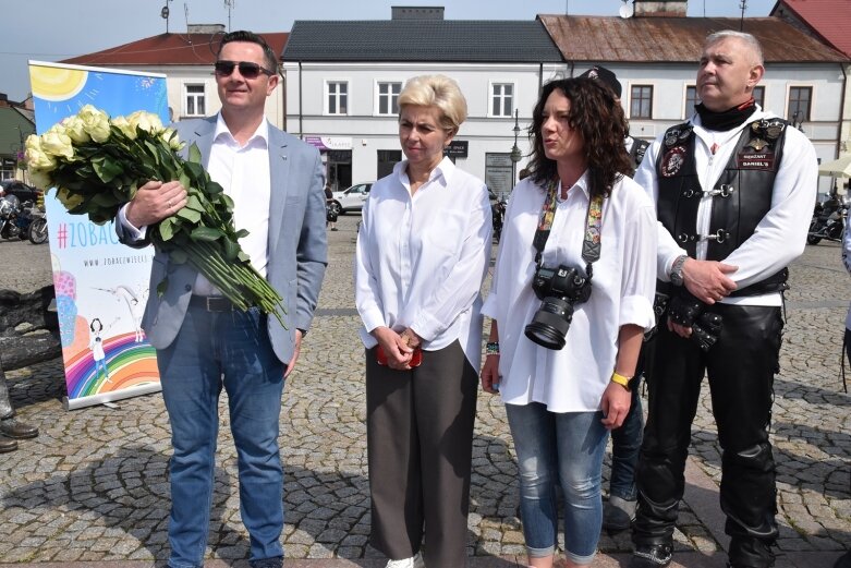  Skierniewicki rynek zalały białe koszule. Ruszył projekt „Zobacz więcej” 