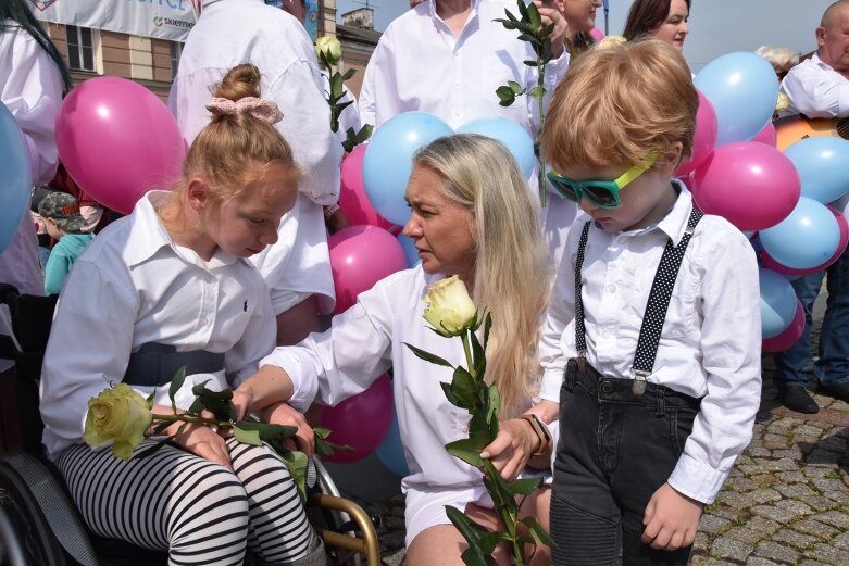  Skierniewicki rynek zalały białe koszule. Ruszył projekt „Zobacz więcej” 