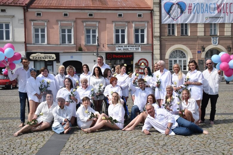  Skierniewicki rynek zalały białe koszule. Ruszył projekt „Zobacz więcej” 