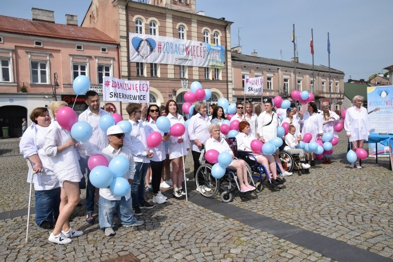  Skierniewicki rynek zalały białe koszule. Ruszył projekt „Zobacz więcej” 