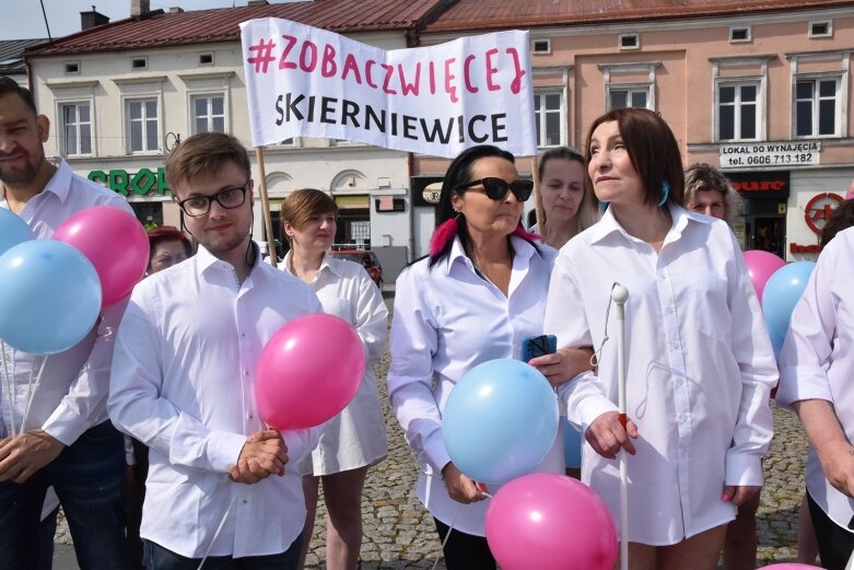  Skierniewicki rynek zalały białe koszule. Ruszył projekt „Zobacz więcej” 