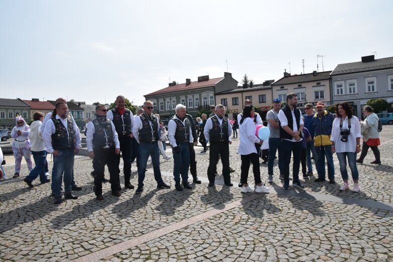  Skierniewicki rynek zalały białe koszule. Ruszył projekt „Zobacz więcej” 