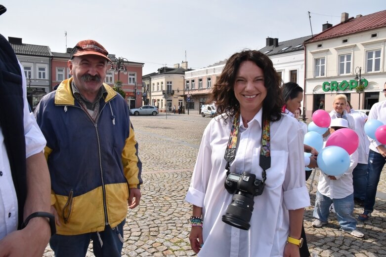  Skierniewicki rynek zalały białe koszule. Ruszył projekt „Zobacz więcej” 