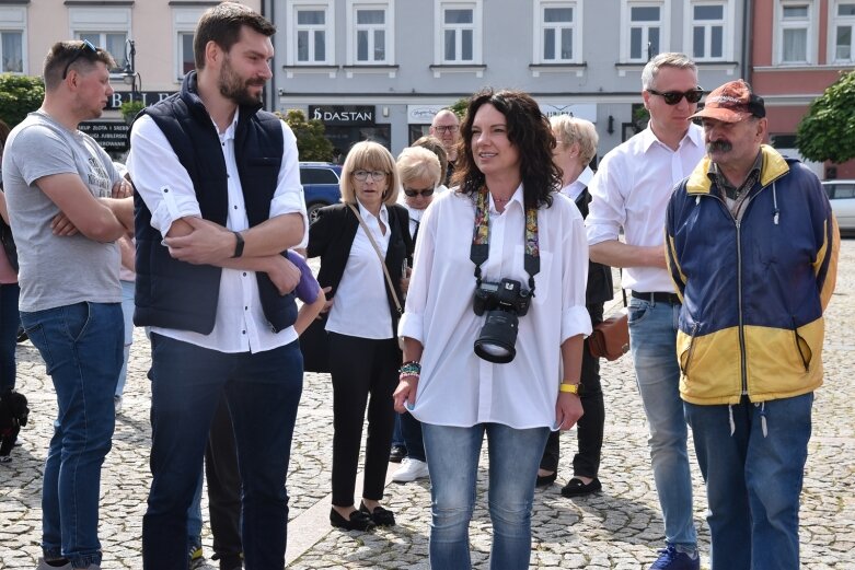  Skierniewicki rynek zalały białe koszule. Ruszył projekt „Zobacz więcej” 