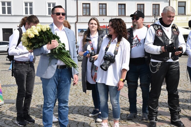  Skierniewicki rynek zalały białe koszule. Ruszył projekt „Zobacz więcej” 