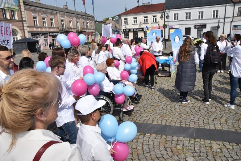  Skierniewicki rynek zalały białe koszule. Ruszył projekt „Zobacz więcej” 