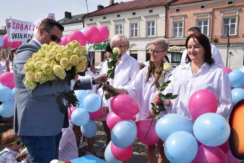  Skierniewicki rynek zalały białe koszule. Ruszył projekt „Zobacz więcej” 