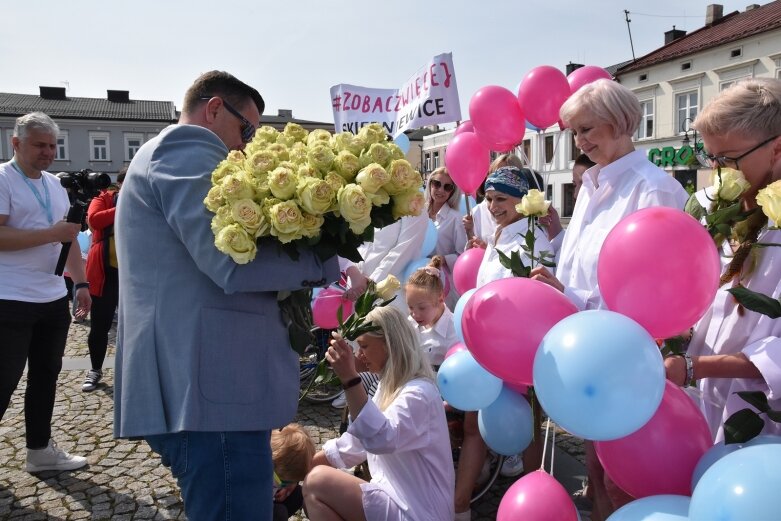  Skierniewicki rynek zalały białe koszule. Ruszył projekt „Zobacz więcej” 