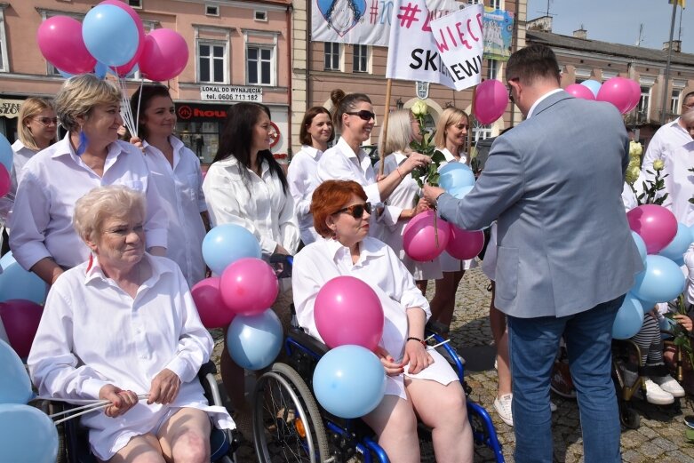  Skierniewicki rynek zalały białe koszule. Ruszył projekt „Zobacz więcej” 