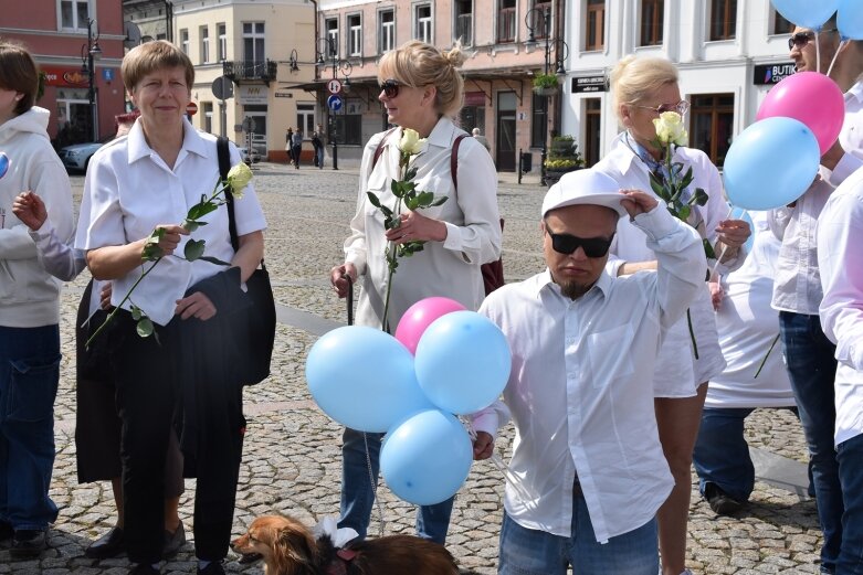  Skierniewicki rynek zalały białe koszule. Ruszył projekt „Zobacz więcej” 