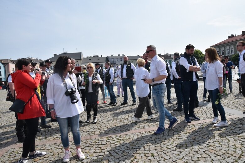  Skierniewicki rynek zalały białe koszule. Ruszył projekt „Zobacz więcej” 