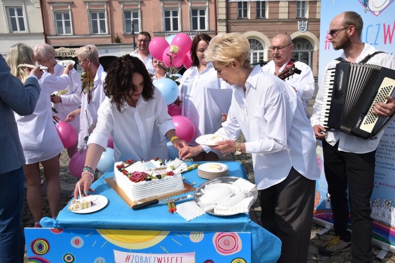  Skierniewicki rynek zalały białe koszule. Ruszył projekt „Zobacz więcej” 