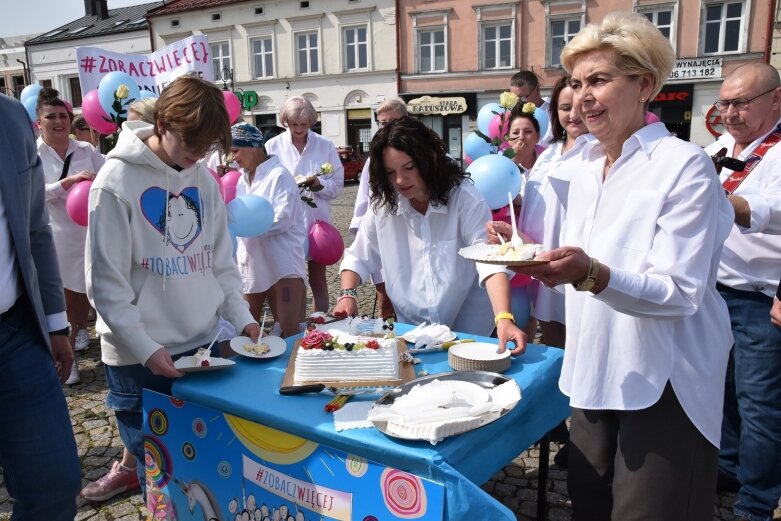  Skierniewicki rynek zalały białe koszule. Ruszył projekt „Zobacz więcej” 