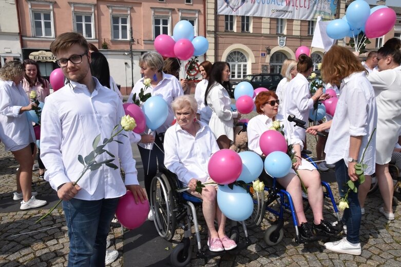  Skierniewicki rynek zalały białe koszule. Ruszył projekt „Zobacz więcej” 