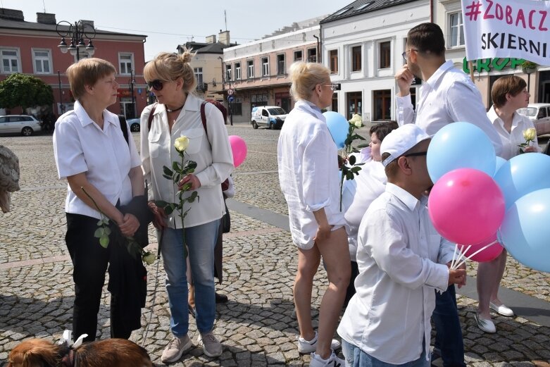  Skierniewicki rynek zalały białe koszule. Ruszył projekt „Zobacz więcej” 