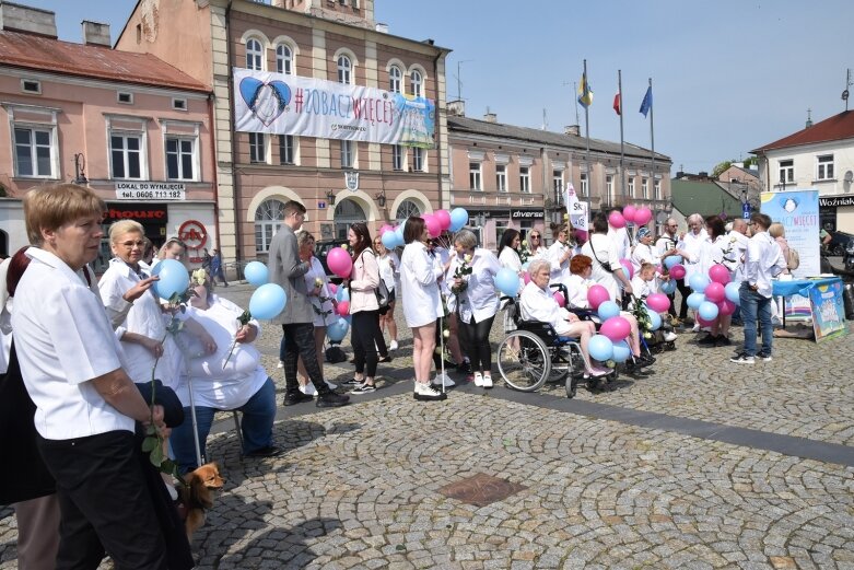  Skierniewicki rynek zalały białe koszule. Ruszył projekt „Zobacz więcej” 