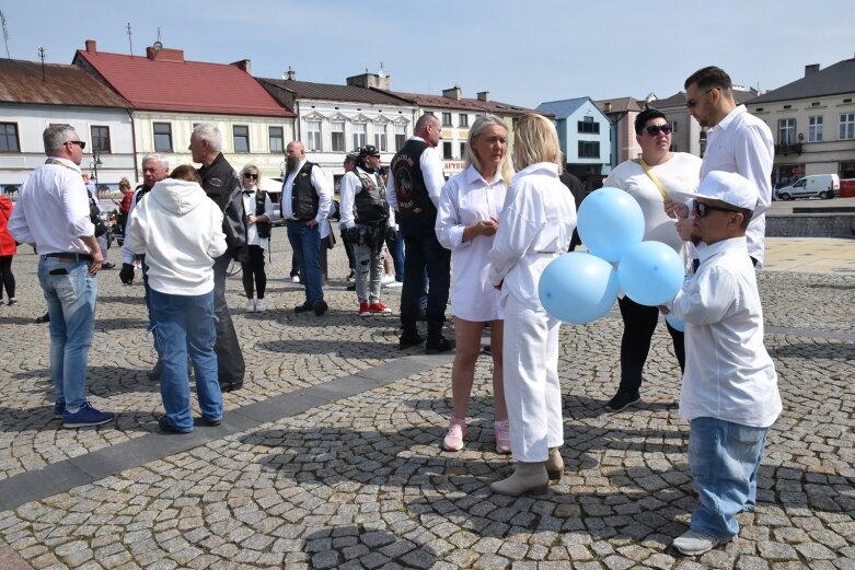  Skierniewicki rynek zalały białe koszule. Ruszył projekt „Zobacz więcej” 