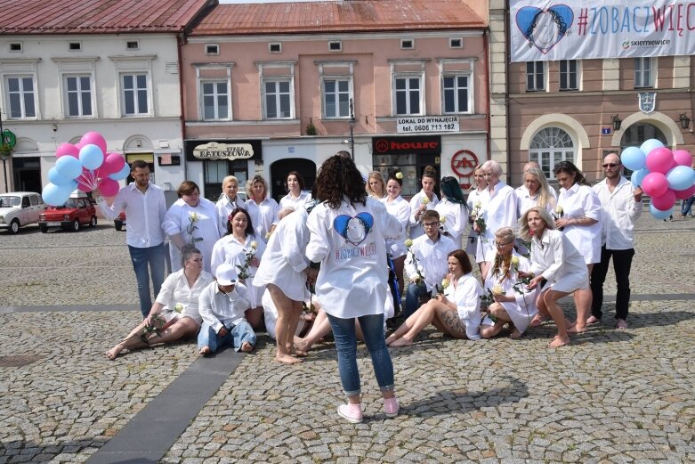  Skierniewicki rynek zalały białe koszule. Ruszył projekt „Zobacz więcej” 