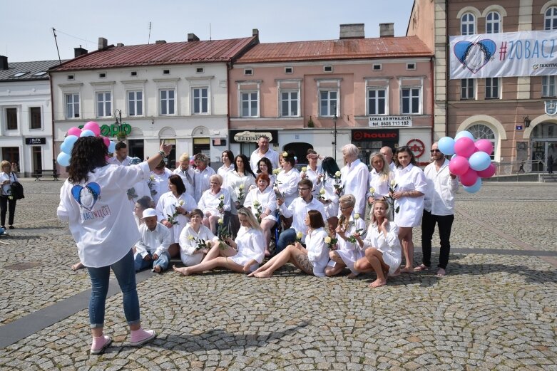  Skierniewicki rynek zalały białe koszule. Ruszył projekt „Zobacz więcej” 