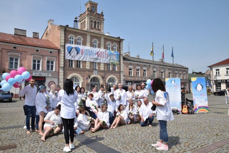  Skierniewicki rynek zalały białe koszule. Ruszył projekt „Zobacz więcej” 