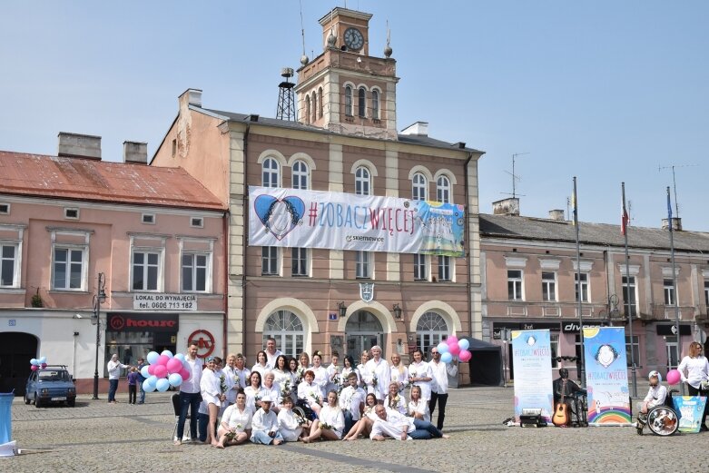  Skierniewicki rynek zalały białe koszule. Ruszył projekt „Zobacz więcej” 