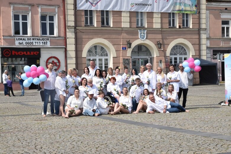  Skierniewicki rynek zalały białe koszule. Ruszył projekt „Zobacz więcej” 