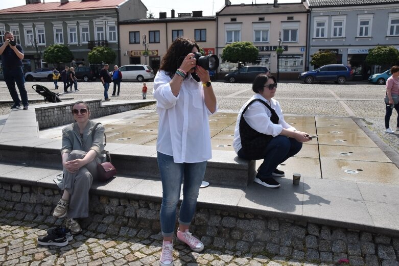  Skierniewicki rynek zalały białe koszule. Ruszył projekt „Zobacz więcej” 